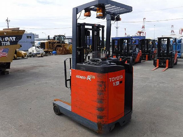 Tìm hiểu cấu tạo xe nâng điện đứng lái chi tiết nhất 2 Xe nâng điện đứng lái có kết cấu khung nâng vững chắc