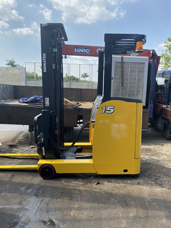 Hướng dẫn vận hành xe nâng điện đứng lái an toàn và hiệu quả 6 Xe nâng điện đứng lái được vận hành bằng bảng điều khiển điện tử
