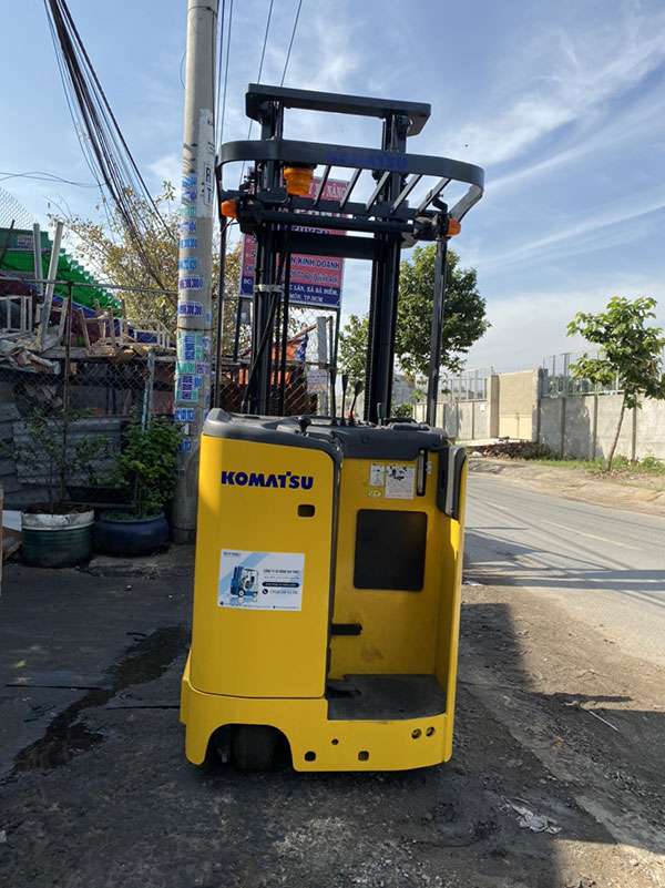 Xe nâng điện đứng lái là gì? Cấu tạo và ứng dụng 3 Xe nâng điện đứng lái tiện ích và bền bỉ