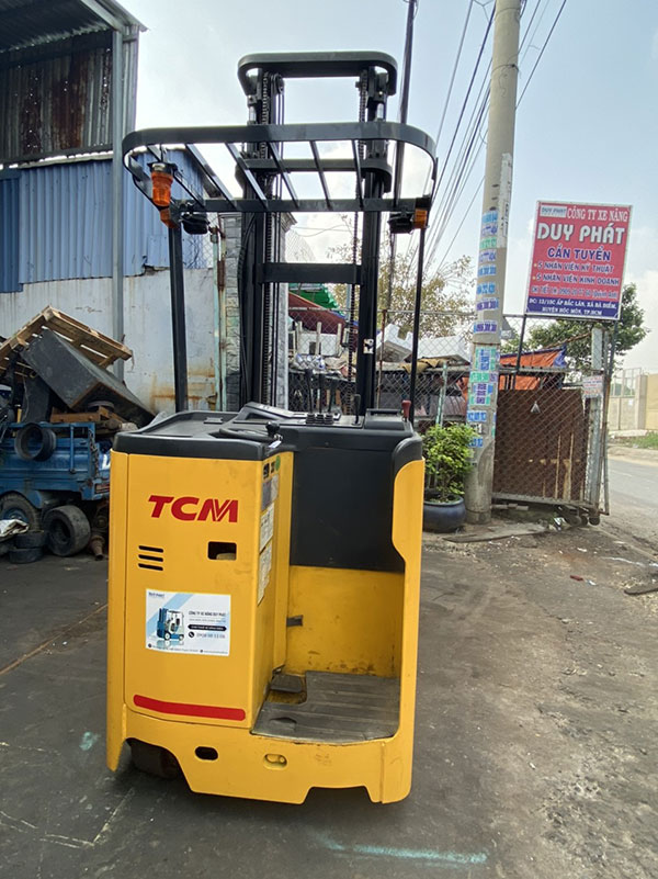 Hướng dẫn vận hành xe nâng điện đứng lái an toàn và hiệu quả 1 Xe nâng điện đứng lái tiện ích