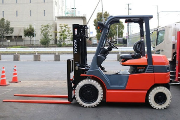 Xe nâng điện ngồi lái cũ là gì? 4 Xe nâng điện ngồi lái cũ Toyota