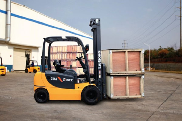 So sánh xe nâng đối trọng và xe nâng Reach Truck 2 Xe nâng đối trọng có kết cấu đặc biệt, giúp giữ độ thăng bằng cho xe
