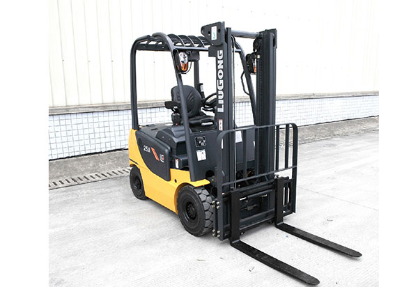 So sánh xe nâng đối trọng và xe nâng Reach Truck 1 Xe nâng đối trọng