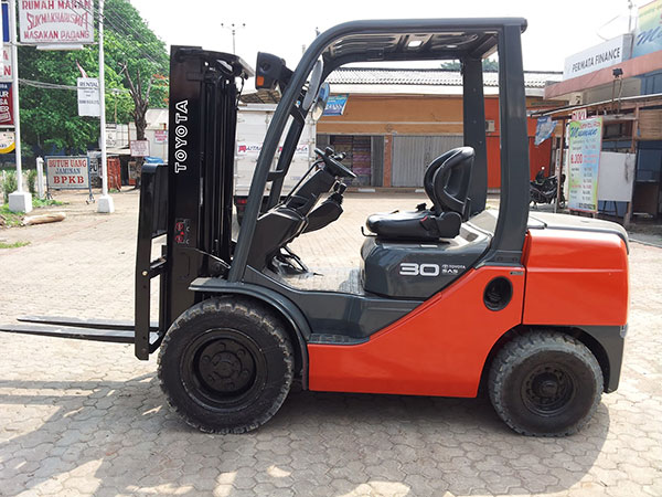 Báo giá xe nâng hàng 2.5 tấn Toyota