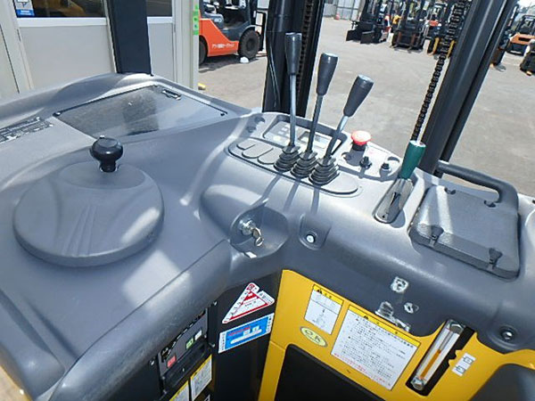 Buồng lái xe nâng điện