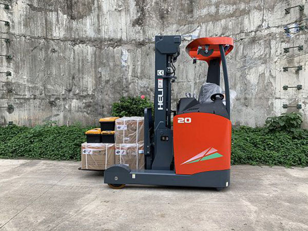 Sử dụng xe nâng điện đứng lái Heli để vận chuyển hàng hóa