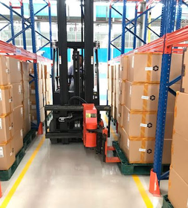 Xe nâng 3 chiều chuyên dùng cho những lối đi nhỏ hẹp