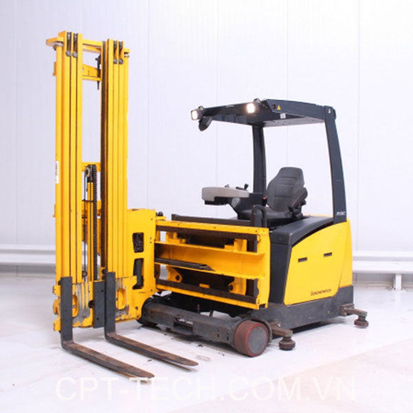 Xe nâng 3 chiều có thể xoay chuyển linh hoạt để lấy hàng hóa