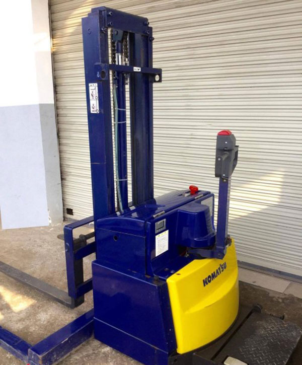 Xe nâng bán tự động Komatsu