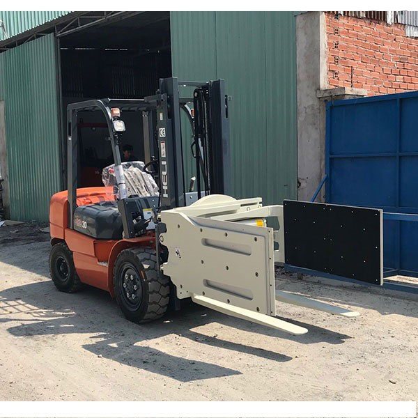Xe nâng được trang bị kẹp vuông chuyên di chuyển giấy, bông,...