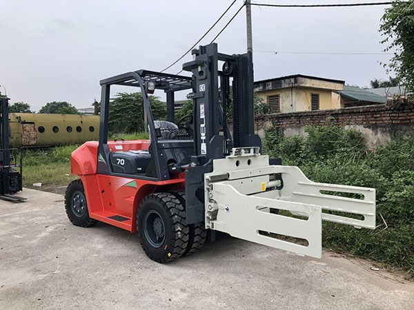 Xe nâng được trang bị kẹp vuông tiện lợi
