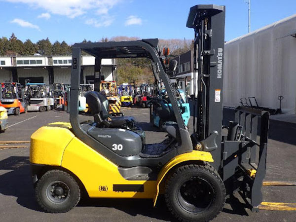 Xe nâng hàng Komatsu chạy bằng động cơ dầu