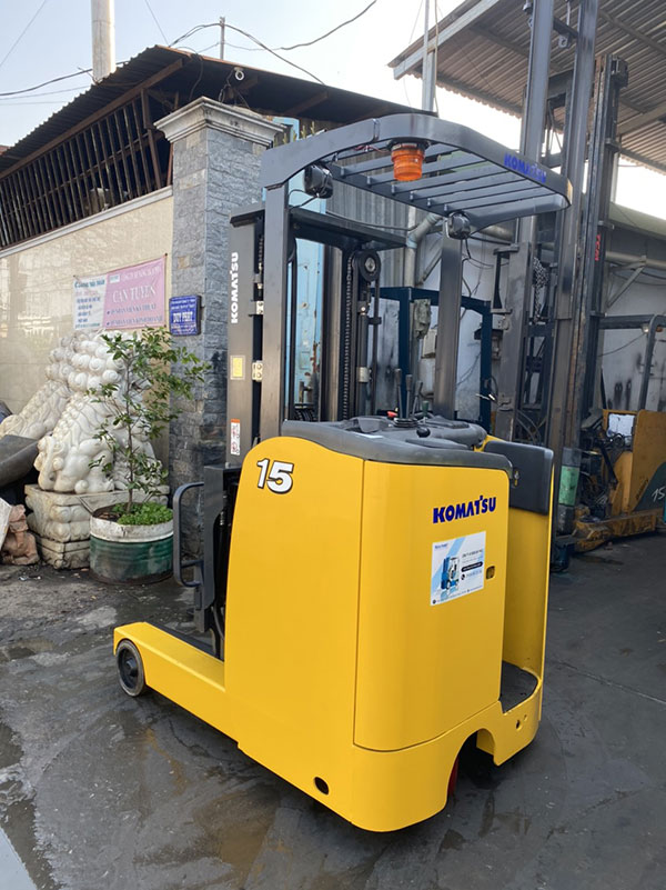 Xe nâng hàng Komatsu đứng lái