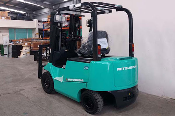 Xe nâng hàng Mitsubishi được ứng dụng phổ biến trong các kho hàng hẹp