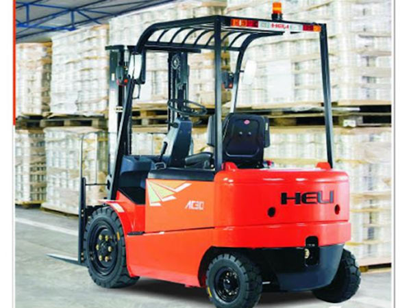 Xe nâng Heli tải trọng 3 tấn chuyên dùng trong các kho hàng
