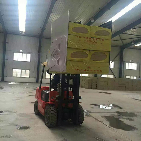 Xe nâng kẹp vuông vận hành linh hoạt