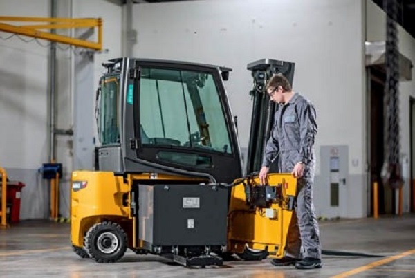 Sạc xe nâng điện bằng bình ắc quy