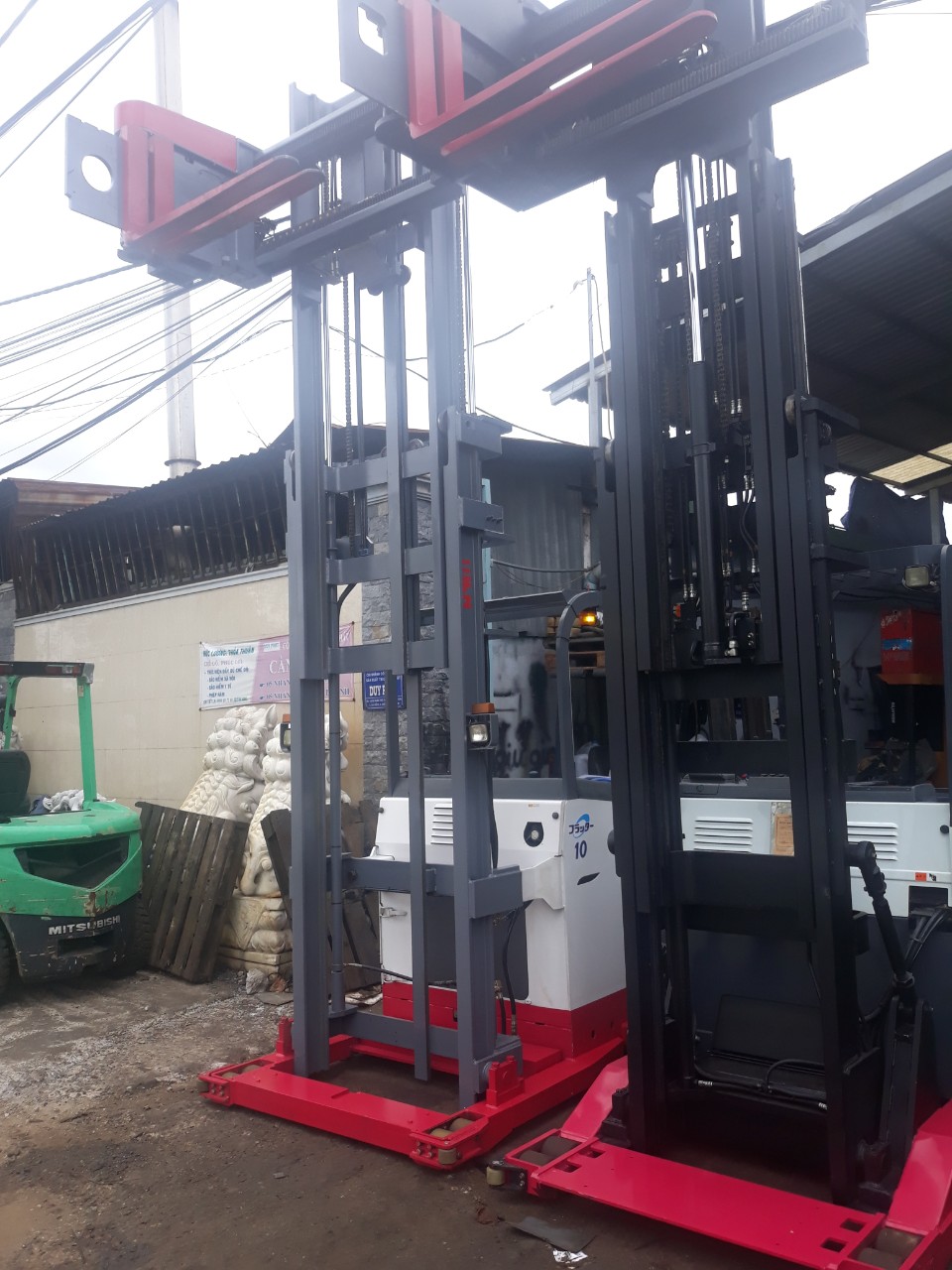 Xe nâng điện lối đi hẹp VNA