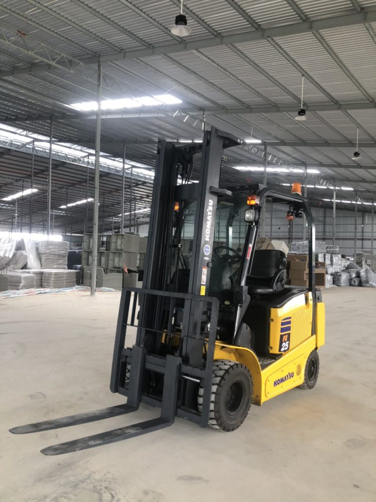 Xe nâng điện Komatsu model FE25-1, 2.5T-4m, ngồi lái - Duyphatforklift.vn