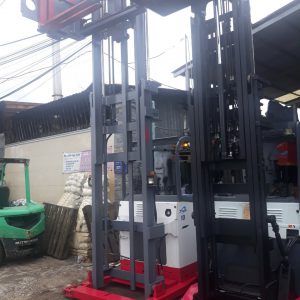 Xe nâng điện lối đi hẹp VNA