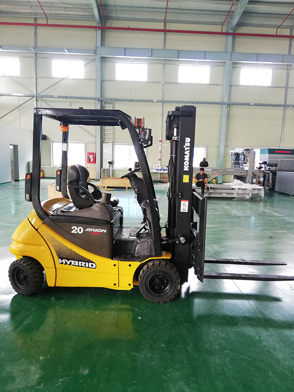 Mẫu xe nâng hàng bền bỉ, chuyên dùng cho các không gian kho hàng, nhà xưởng