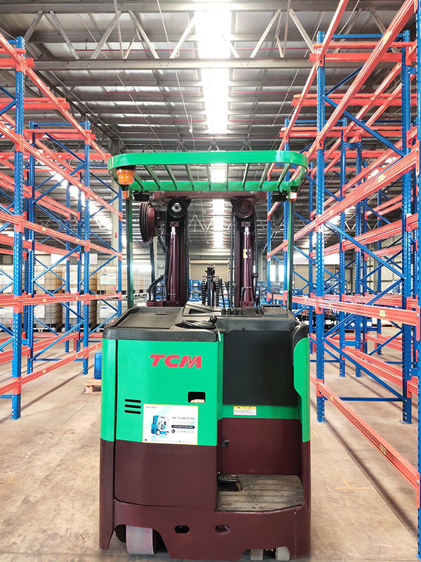 Mẫu xe nâng hàng đứng lái thương hiệu TCM vận hành linh hoạt