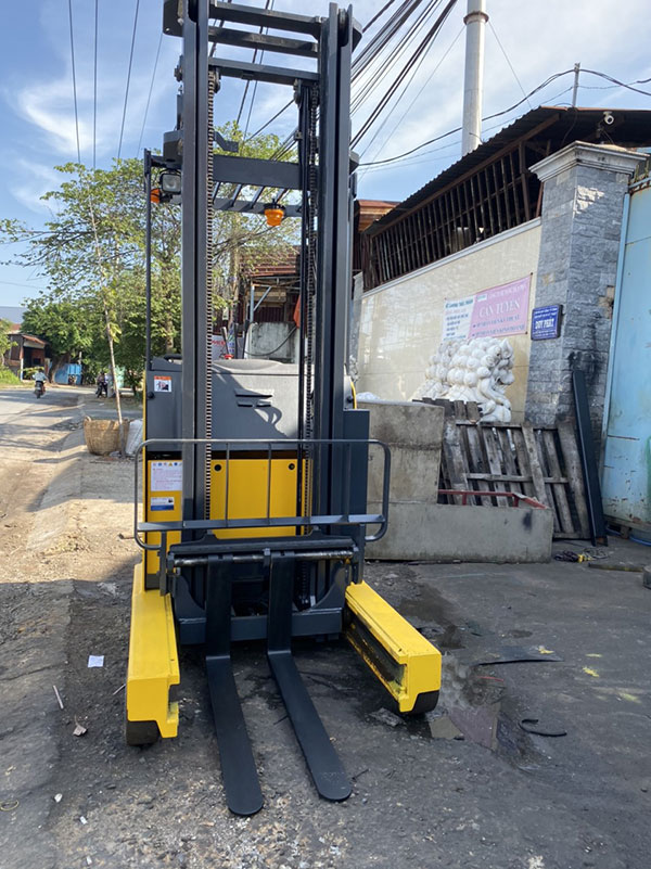 Sử udnjg xe nâng Sài Gòn trong lao động giúp cải thiện đáng kể hiệu quả lao động sản xuất