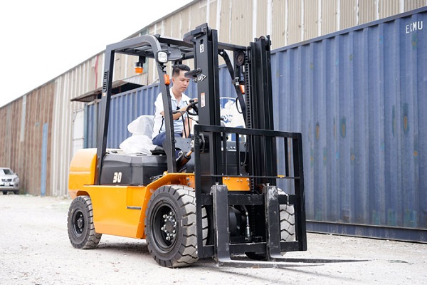 Xe nâng điện Mỹ hỗ trợ đắc lực cho quá trình lao động, sản xuất