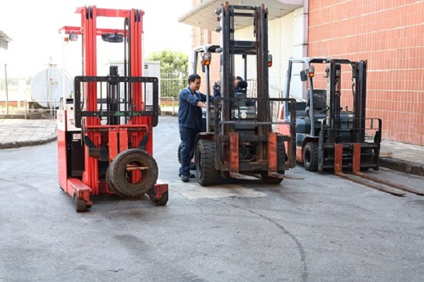 Xe nâng điện nhỏ gọn có xuất xứ từ Thụy Điển