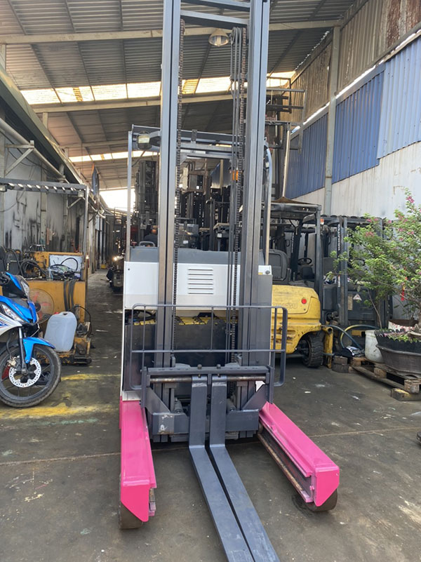 Xe nâng hàng hóa chạy bằng động cơ điện