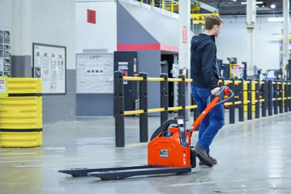 Xe nâng tay ứng dụng trong nhiều lĩnh vực của đời sống