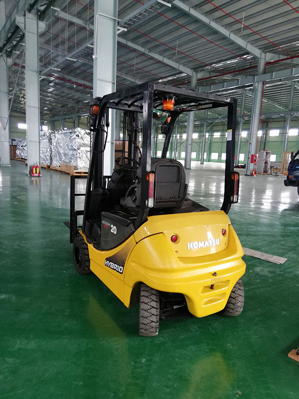 Xe nâng điện chân rộng thương hiệu Komatsu