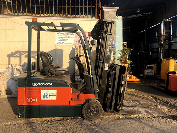 Xe nâng điện chân rộng thương hiệu Toyota
