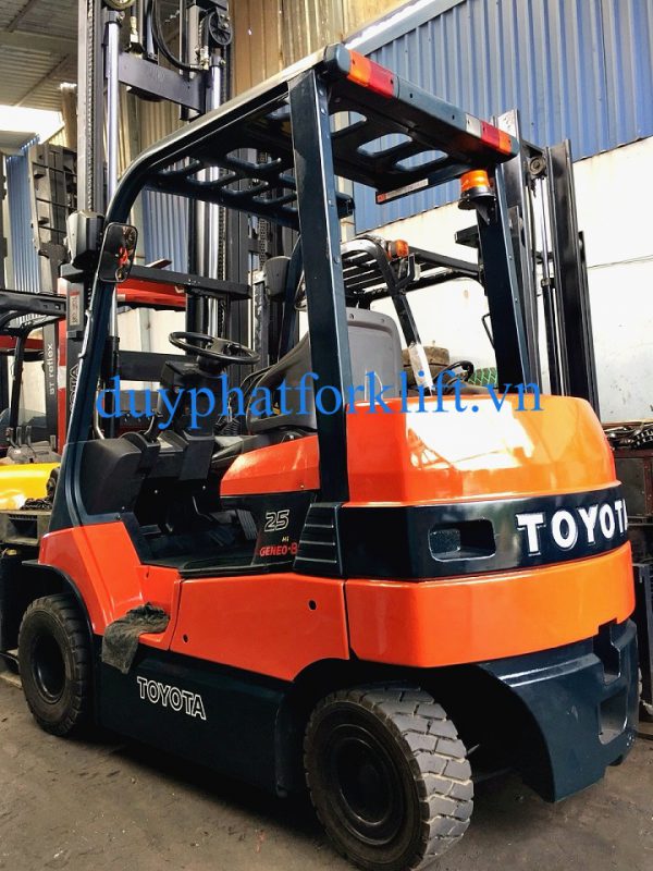Xe nâng điện ngồi lái Toyota model 7FB25