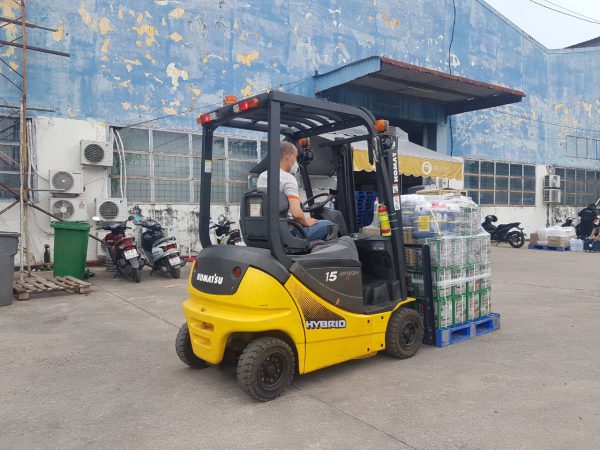Xe nâng điện Komatsu FB15-12, trọng tải 1.5 tấn-nâng cao 3 mét 6 xe-nang-da -qua-su-dung