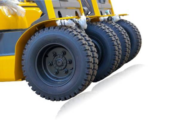 Bánh xe nâng điện đứng lái - Loại bánh cao su hơi