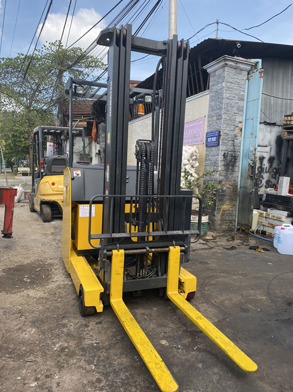 Xe nâng điện sử dụng Pin Lithium đứng lái, thương hiệu Komatsu