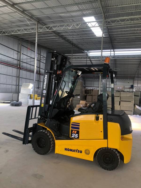 Xe nâng Komatsu 2.5 tấn cũ, model FE25-1