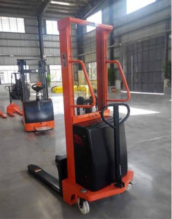 Xe nâng hàng bằng điện 12V tự chế