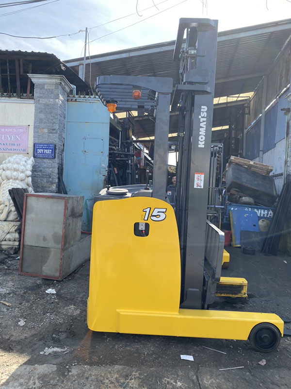 Cách khắc phục tình trạng xe nâng điện Komatsu không nạp điện