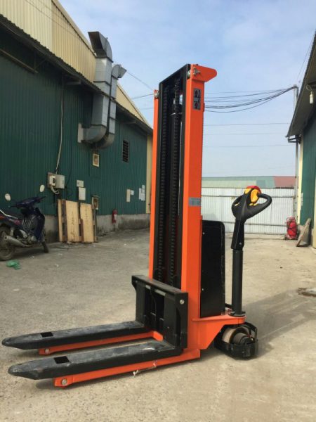 Xe nâng điện đi bộ lái là gì?