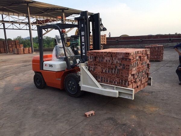Mẫu xe nâng kẹp gạch ngang vô cùng tiện lợi