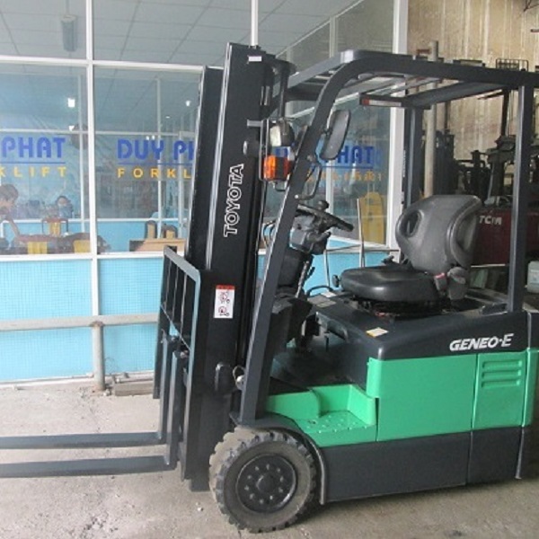 Mẫu xe nâng Toyota cũ 1.25 tấn, nâng cao 3 mét, kiểu dáng ngồi lái