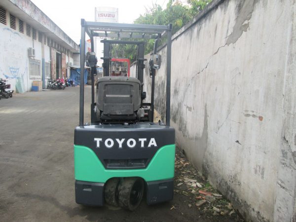 Mẫu xe nâng Toyota cũ 1.5 tấn, nâng cao 3 mét, kiểu dáng đứng lái