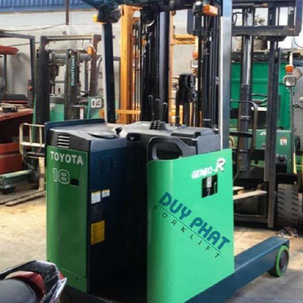 Mẫu xe nâng Toyota cũ 1.8 tấn, nâng cao 4.5 mét, kiểu dáng đứng lái