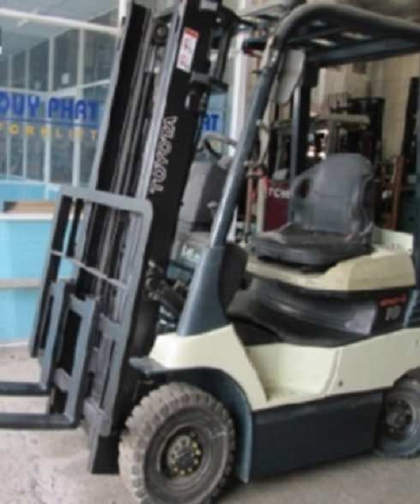 Mẫu xe nâng Toyota cũ 1 tấn, nâng cao 3 mét, kiểu dáng ngồi lái