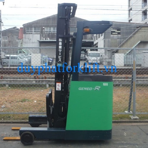 Mẫu xe nâng Toyota cũ 2.5 tấn, nâng cao 4 mét, kiểu dáng đứng lái