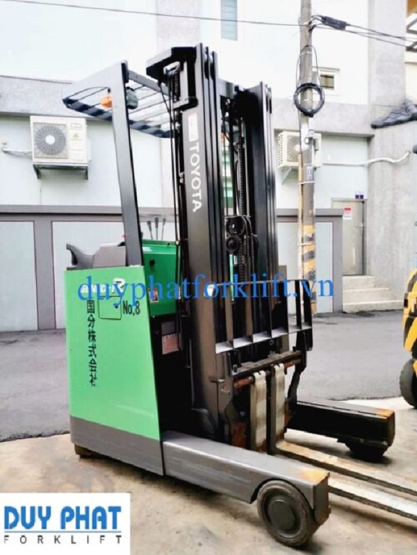 Mẫu xe nâng Toyota cũ 2 tấn, nâng cao 3 mét, kiểu dáng đứng lái