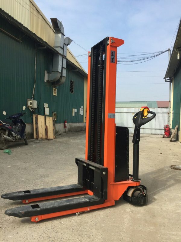 Xe nâng điện đi bộ lái là gì?