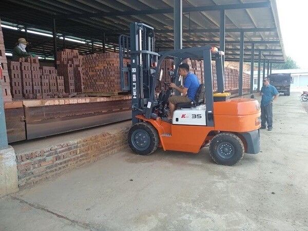 Xe nâng kẹp gạch có kích thước nhỏ gọn, di chuyển được trong nhiều không gian